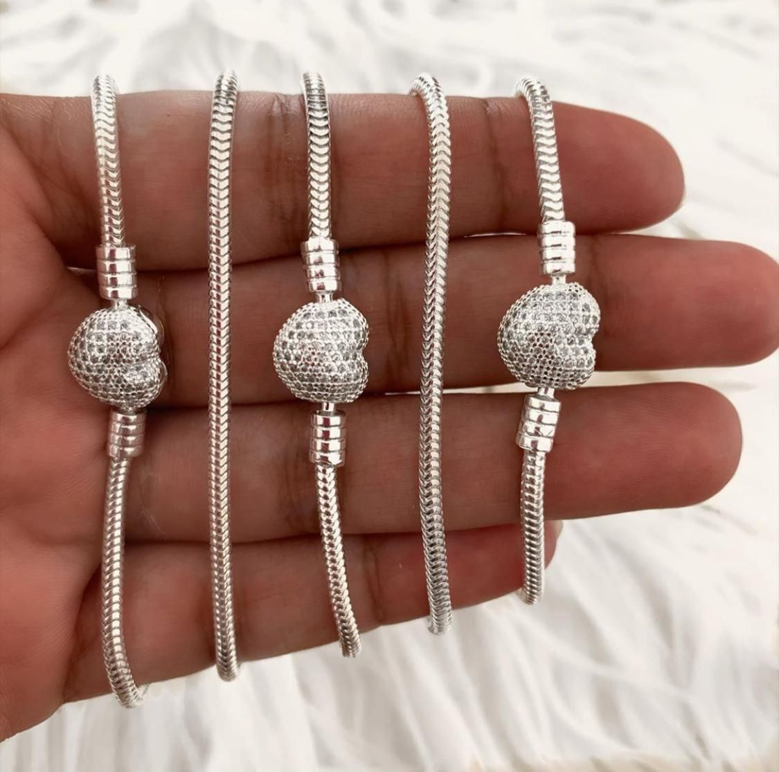 Bracelete Maleável Fecho Coração Cravejado Micro Zircônias Naturais - Prata 925